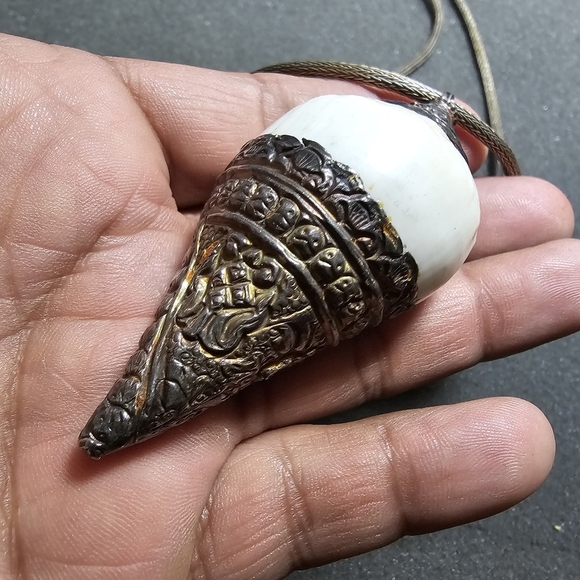 Vintage Sterling Silver Dipped Natural Conch Shell Necklace Ornate Pattern on a - Picture 4 of 8